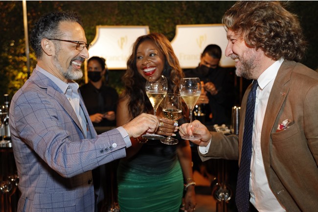 「フランチャコルタ」、第73回エミー賞公式スパークリングワインとして提供のサブ画像2_キーニャ・クレイボーン（中）ジャマッリオ・ヴィッラ：フランチャコルタアンバサダー＠LA（右）