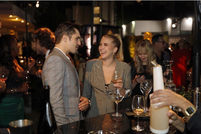 「フランチャコルタ」、第73回エミー賞公式スパークリングワインとして提供のサブ画像4_フィル・ダンスター（左）　イライザ・ベネット（右）