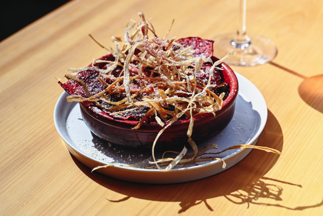 代官山「茶割」が新業態に。馬肉やロゼワインなど“ピンク色”をテーマとした飲食を提供する「daikanyama.Pink」としてオープンのサブ画像5_馬スジの赤ワイン煮込み 根菜の食感
