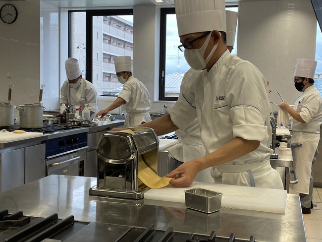 【京都調理師専門学校】さらにスキルアップを目指すための特別講座「スキルアッププログラム」を開講。のサブ画像3_麺料理専科では、パスタマシーンも使用しました。