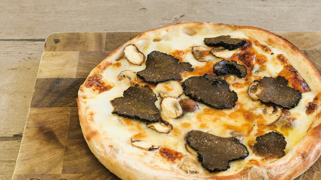 トリュフと冬支度。人気のビストロ料理＋トリュフの期間限定フェアが、神戸旧居留地「Bar & bistro 64（ロクヨン）」で11月16日から。のサブ画像5_トリュフとマッシュルームのピザ　1650円