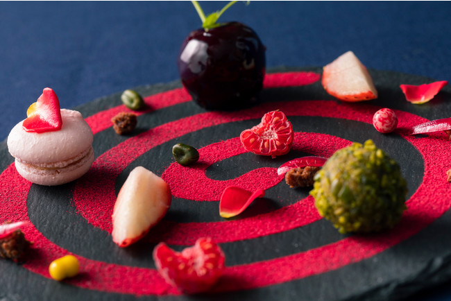 【リーガロイヤルホテル広島】ホテル最上階のレストランでフランスの美食を巡る時間を。総料理長 豊田光浩による特別ディナー「フランス紀行」を販売のサブ画像2_冷製フォワグラのコンパレゾン イチゴと薔薇をあしらって（イメージ）
