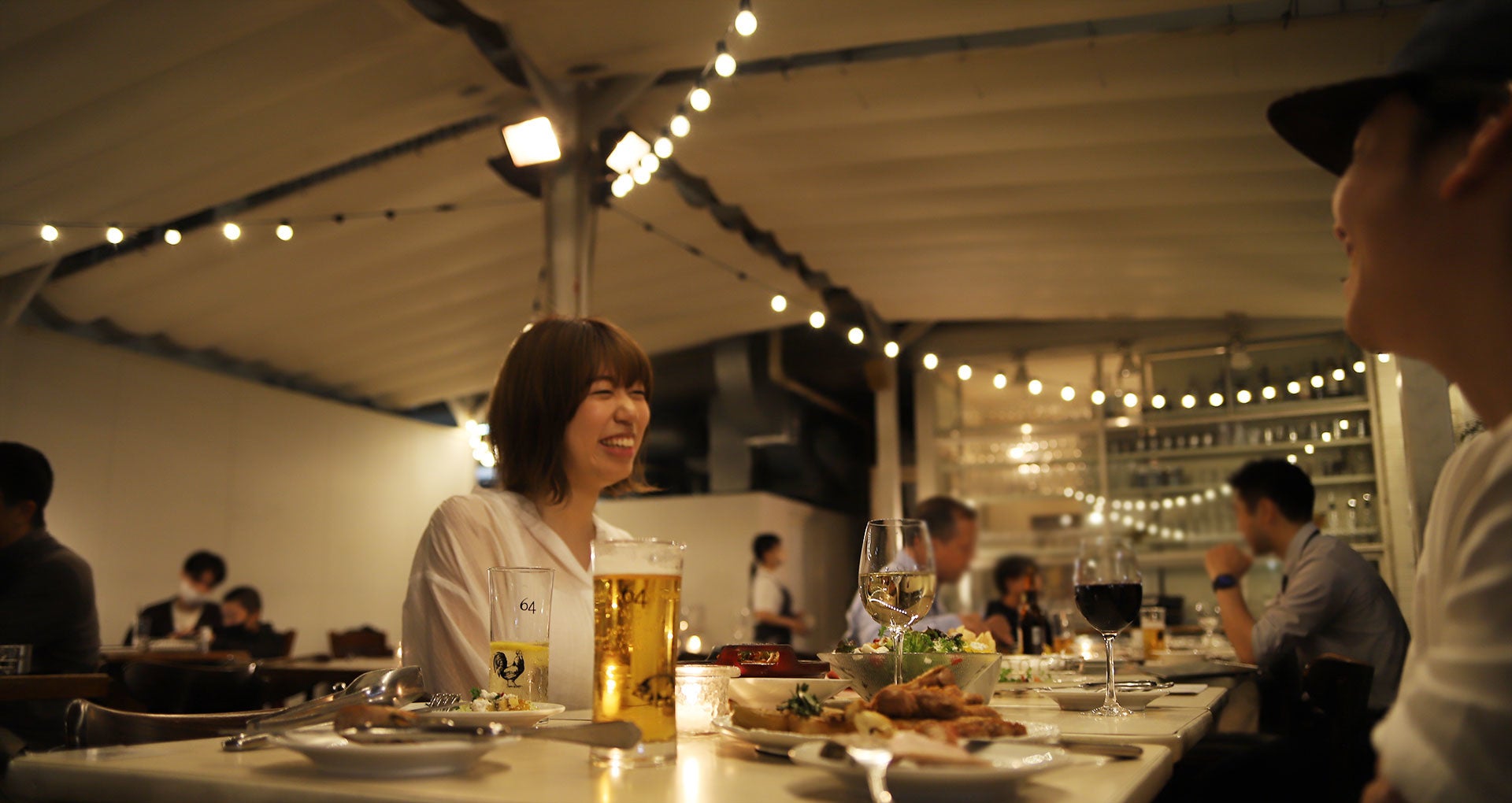Beef or Chicken ? テラスが楽しい神戸ビストロで、お肉も、ワインも。夏の特別プランが神戸旧居留地「Bar & Bistro 64（ロクヨン）」で7月15日から。のサブ画像4_テラス席