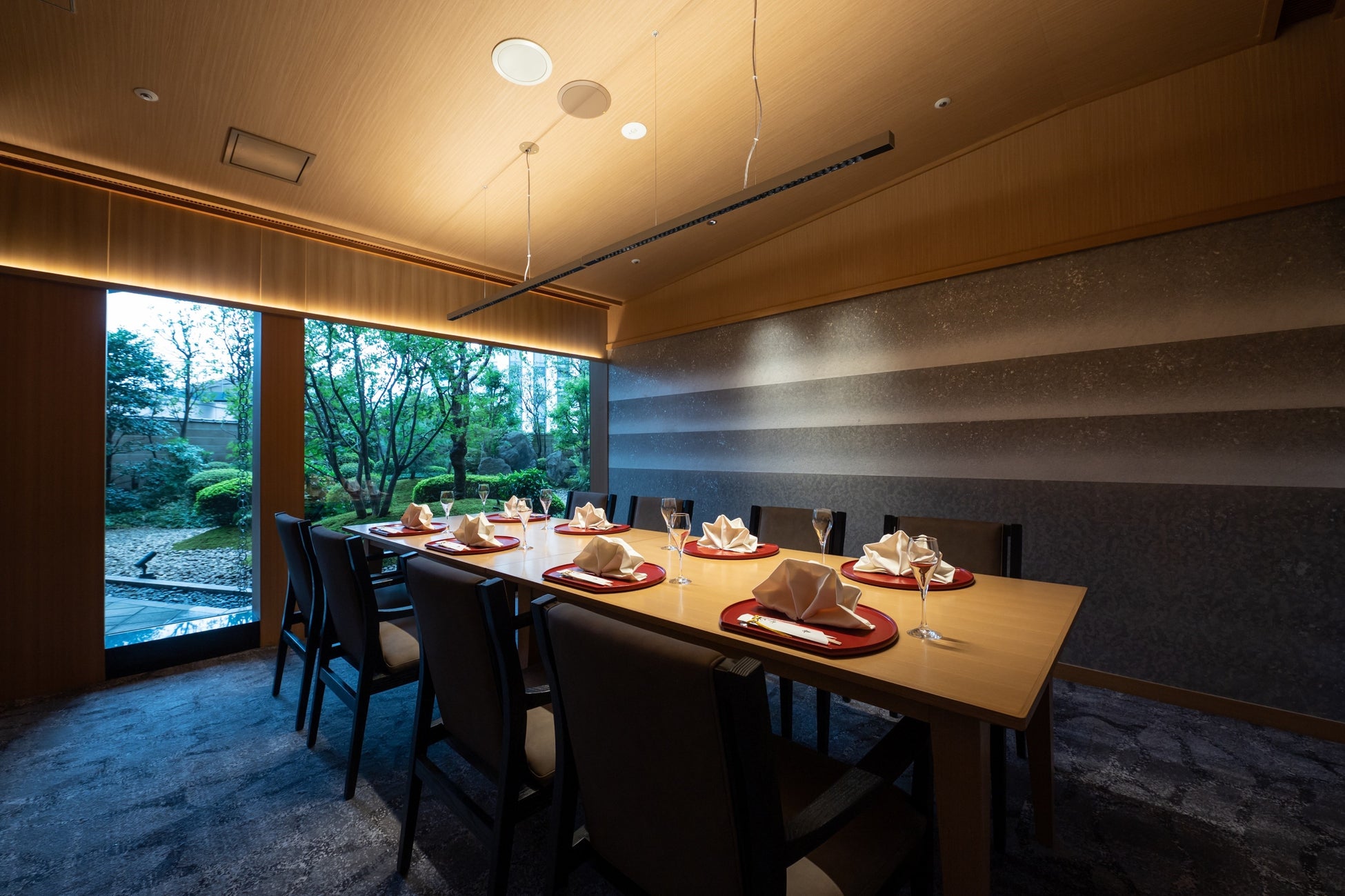 全面個室化された上質な空間を誇る 日本料理「木の花」誕生　2022年9月24日(土)よりリニューアルオープン　100種類以上の美酒と厳選食材にこだわった会席料理を堪能のサブ画像4_お祝いやご家族での会食にも最適な広々とした洋個室