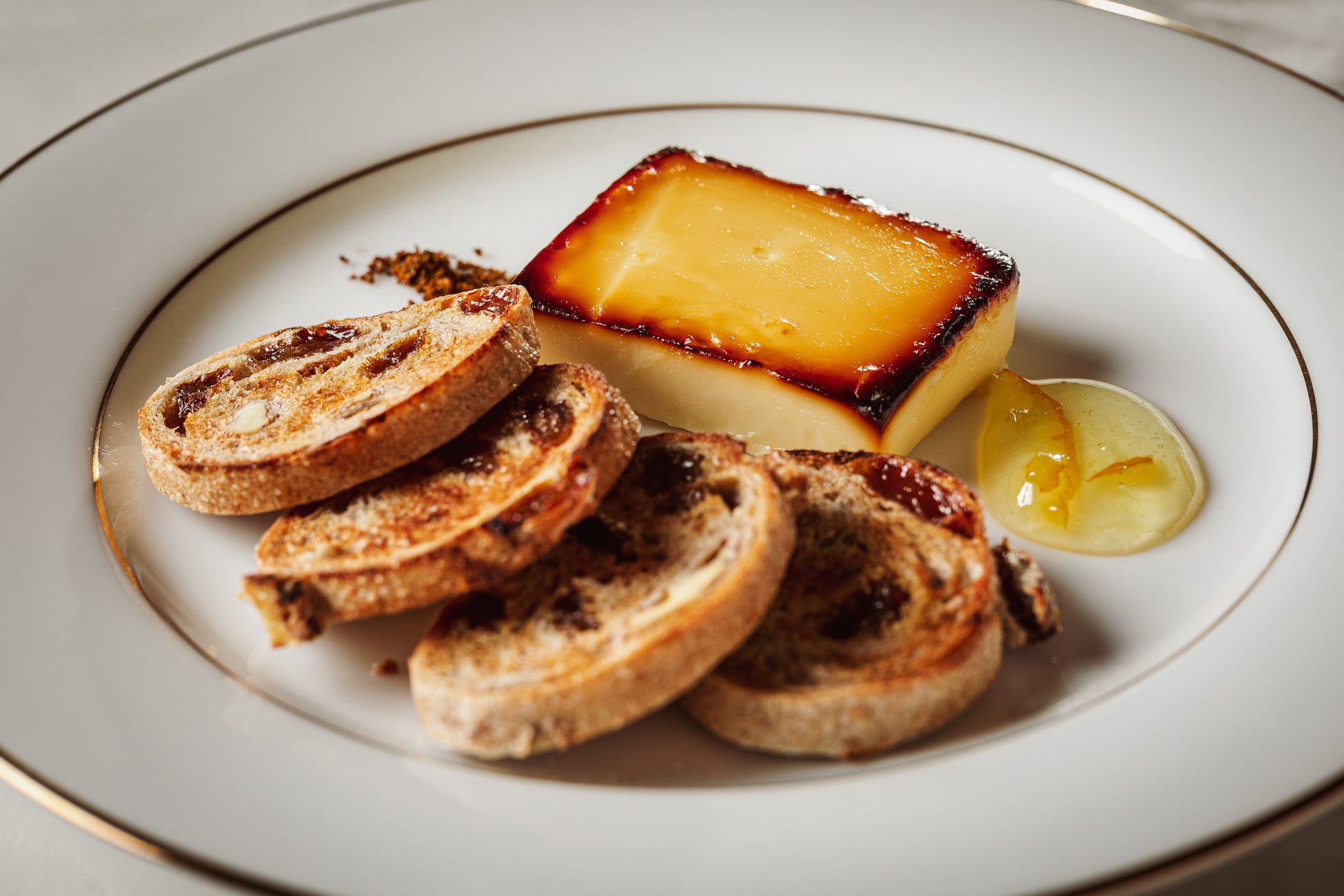 『tcc GINZAの洋食』がプライベート空間で楽しむ個室限定フリーフロー付きコースプランを2月16日（木）より提供開始のサブ画像4_クリームチーズの味噌漬け-クルミのトーストと共に