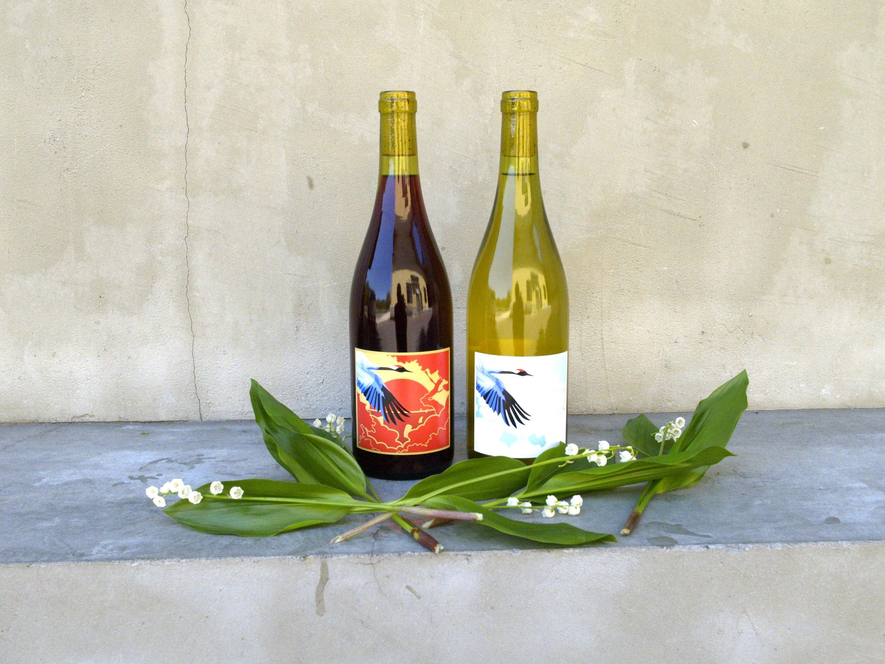 国際品種と生食用品種を世界最古の醸造法で混醸した世界でも類を見ないワイン「Anfora Rosso 2021」と「Anfora Bianco 2021」が5月22日（月）に発売。華やかで芯のある味わいのサブ画像12_赤ワインの「Anfora Rosso 2021」（左）と白ワイン「Anfora Bianco 2021」（右）。
