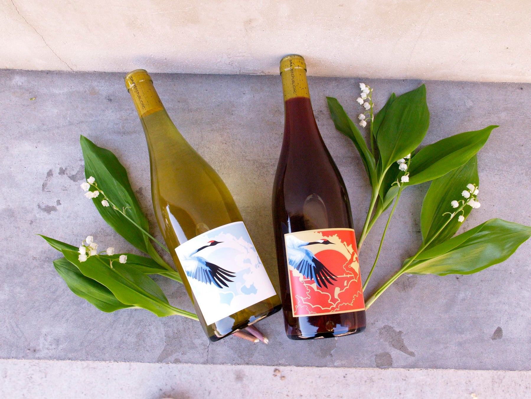 国際品種と生食用品種を世界最古の醸造法で混醸した世界でも類を見ないワイン「Anfora Rosso 2021」と「Anfora Bianco 2021」が5月22日（月）に発売。華やかで芯のある味わいのサブ画像13_白ワイン「Anfora Bianco 2021」（左）と赤ワインの「Anfora Rosso 2021」（右）。